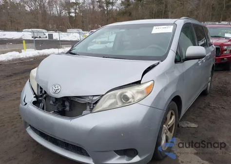 2014 Toyota Sienna Le V6 8 Passenger z USA, uszkodzony, nr VIN 5TDKK3DC3ES463649